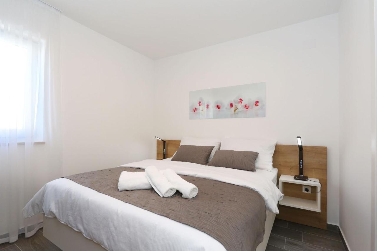 Apartment Ankora 2 With Heated Pool